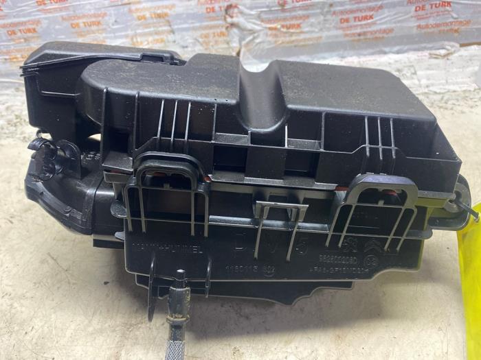 Begagnade Luftfilter Opel Combo Cargo 1.5 CDTI 75 Pris € 90,75 Inklusive moms erbjuds av Autosloperij de Turk