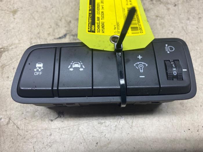 Usados Interruptor (varios) Hyundai Tucson (TL) 1.6 GDi 16V 2WD Precio € 30,25 IVA incluido ofrecido por Autosloperij de Turk