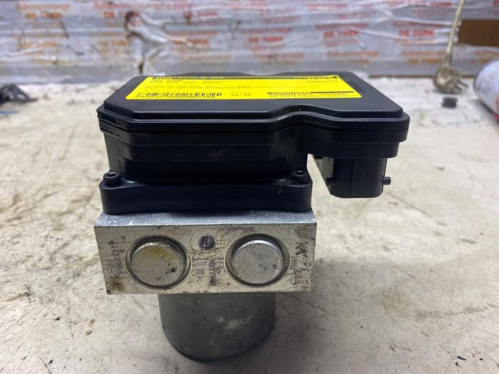 Begagnade ABS-pump Kia Rio III (UB) 1.2 CVVT 16V Pris € 24,20 Inklusive moms erbjuds av Autosloperij de Turk