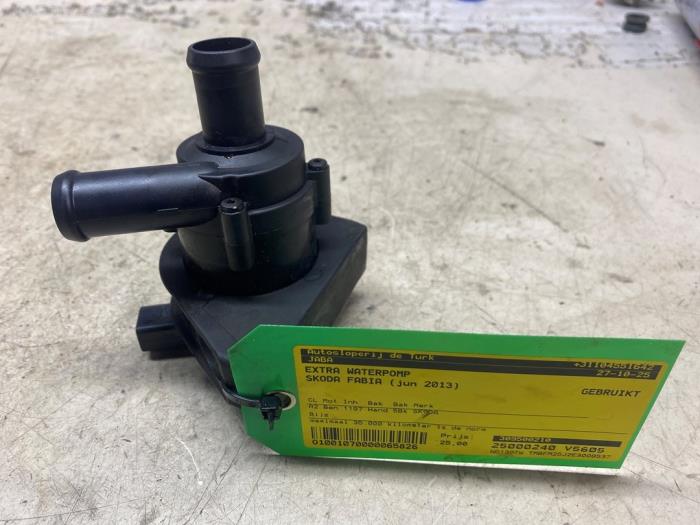 Begagnade Extra vattenpump Skoda Fabia II (5J) 1.2 TSI Pris € 30,25 Inklusive moms erbjuds av Autosloperij de Turk