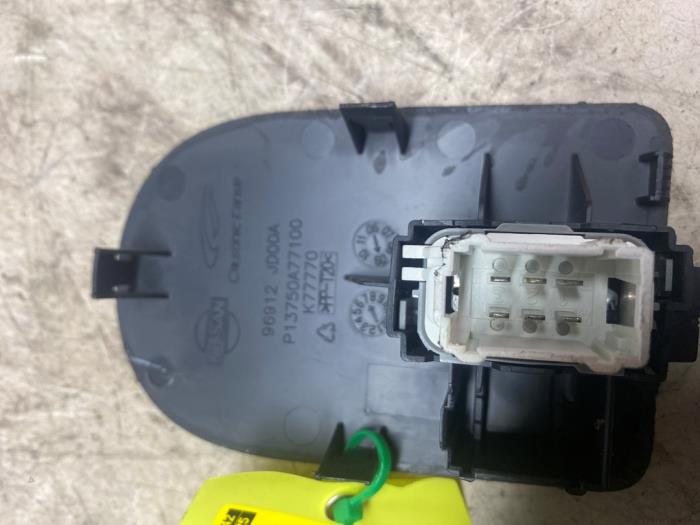 Usados Interruptor cierre centralizado Nissan Qashqai +2 (JJ10E) 2.0 16V Precio € 12,10 IVA incluido ofrecido por Autosloperij de Turk