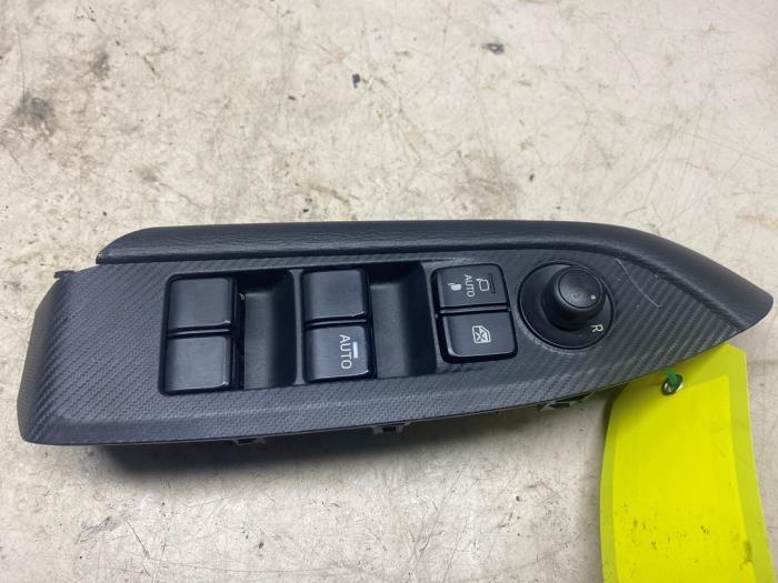 Usados Interruptor de ventanilla eléctrica Mazda CX-3 (DJ/DK) 2.0 SkyActiv-G 120 AWD Precio € 48,40 IVA incluido ofrecido por Autosloperij de Turk