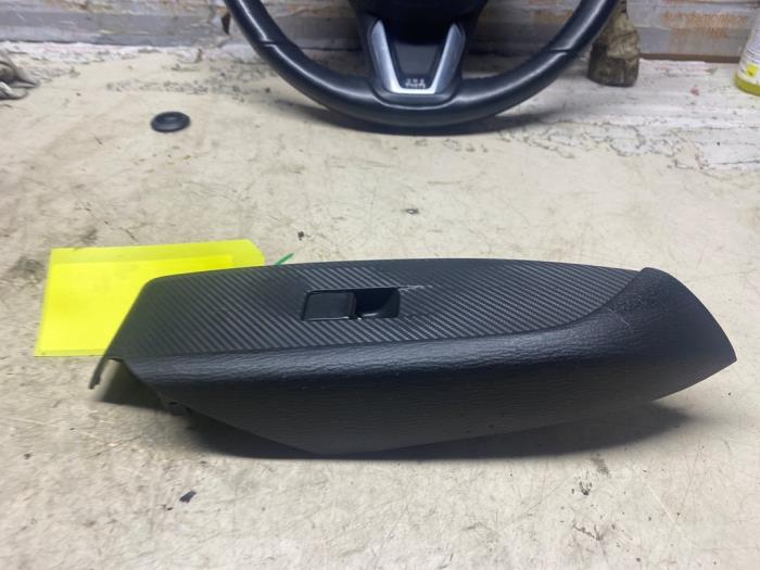 Usados Interruptor de ventanilla eléctrica Mazda CX-3 (DJ/DK) 2.0 SkyActiv-G 120 AWD Precio € 24,20 IVA incluido ofrecido por Autosloperij de Turk