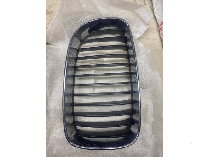 Begagnade Grill BMW 1 serie (E88) 120i 16V Pris € 18,15 Inklusive moms erbjuds av Autosloperij de Turk