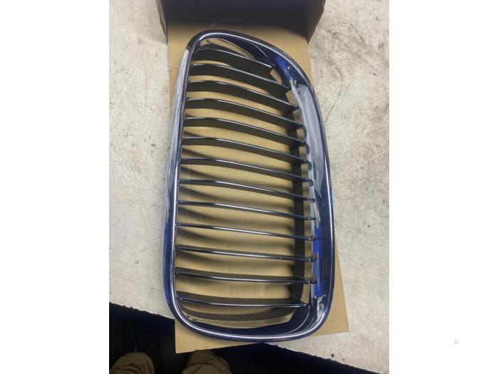 Używane Grill BMW 3 serie (E92) 320i 16V Cena € 36,30 Z VAT oferowane przez Autosloperij de Turk