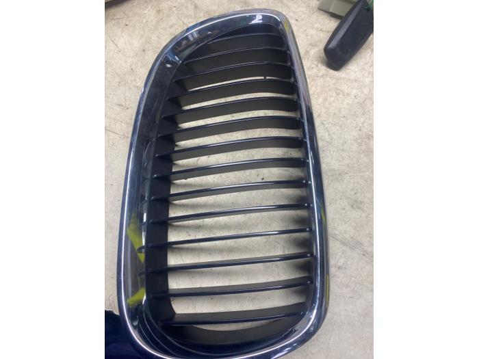 Używane Grill BMW 1 serie (E87/87N) 118i 16V Cena € 18,15 Z VAT oferowane przez Autosloperij de Turk