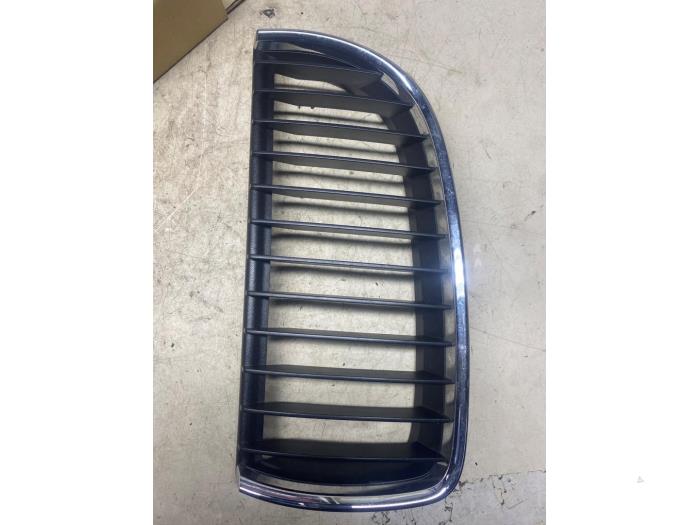 Używane Grill BMW 1 serie (E87/87N) 118i 16V Cena € 24,20 Z VAT oferowane przez Autosloperij de Turk