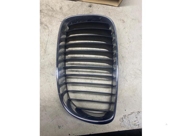Begagnade Grill BMW 1 serie (E87/87N) 118i 16V Pris € 36,30 Inklusive moms erbjuds av Autosloperij de Turk