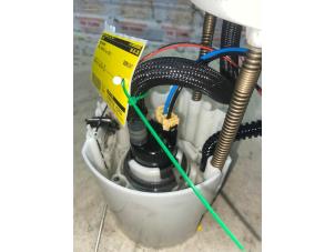 Bensinpump från en Opel Insignia 2.0 CDTI 16V 160 Ecotec 2011