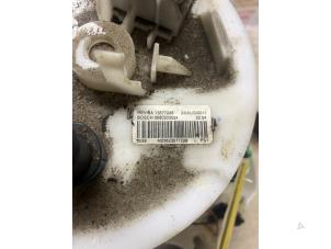 Bensinpump från en Opel Insignia 2.0 CDTI 16V 160 Ecotec 2011