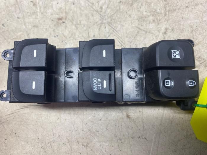 Usados Interruptor de ventanilla eléctrica Hyundai i10 (B5) 1.0 12V Precio € 24,20 IVA incluido ofrecido por Autosloperij de Turk