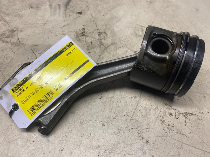 Usagé Piston Jaguar XF (CC9) 2.7 D V6 24V Prix € 30,00 Règlement à la marge proposé par Autosloperij de Turk