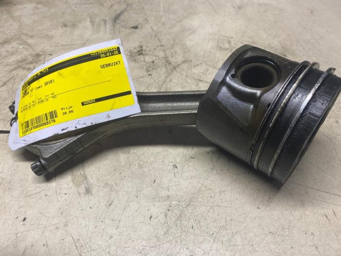 Usagé Piston Jaguar XF (CC9) 2.7 D V6 24V Prix € 30,00 Règlement à la marge proposé par Autosloperij de Turk