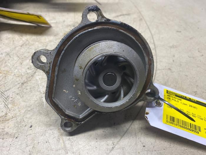 Begagnade Vattenpump Volkswagen Polo V (6R) 1.2 12V Pris € 12,10 Inklusive moms erbjuds av Autosloperij de Turk