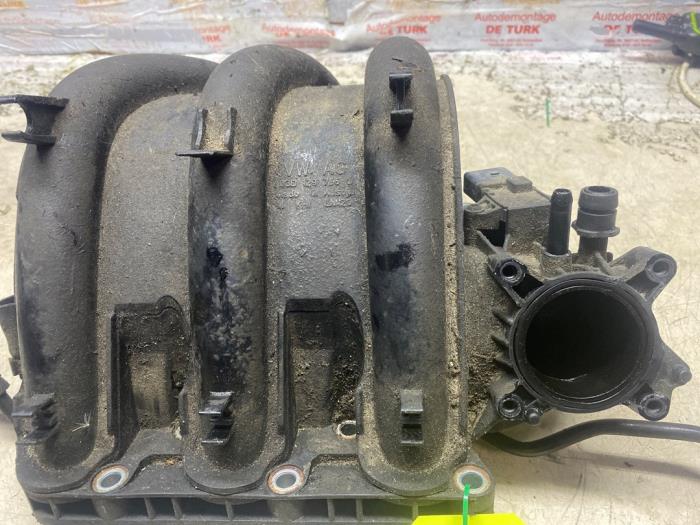Usados Colector de admisión Volkswagen Polo IV (9N1/2/3) 1.2 Precio € 24,20 IVA incluido ofrecido por Autosloperij de Turk