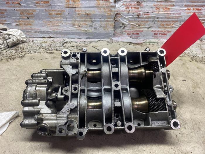 Usados Bomba de aceite Opel Vivaro 2.0 CDTI 122 Precio € 121,00 IVA incluido ofrecido por Autosloperij de Turk