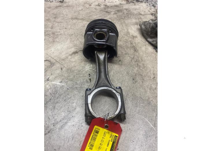 Usados Pistón Opel Vivaro 2.0 CDTI 122 Precio € 102,85 IVA incluido ofrecido por Autosloperij de Turk