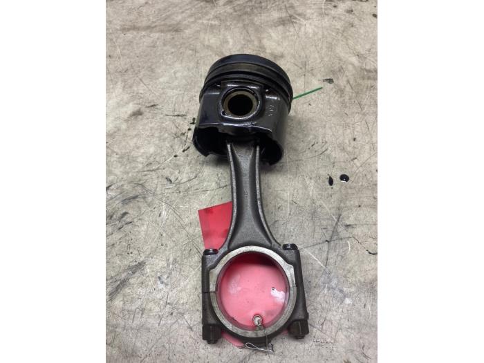 Usados Pistón Opel Vivaro 2.0 CDTI 122 Precio € 102,85 IVA incluido ofrecido por Autosloperij de Turk