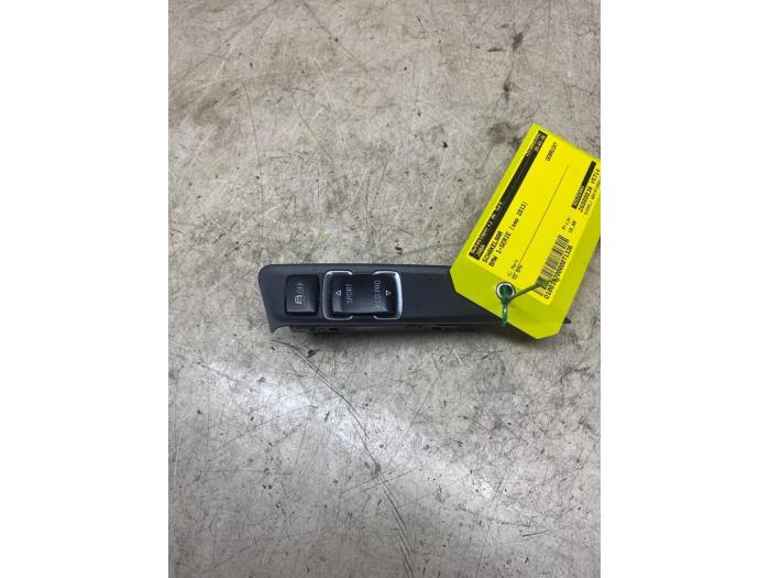 Usados Interruptor BMW 1 serie (F20) 114i 1.6 16V Precio € 12,10 IVA incluido ofrecido por Autosloperij de Turk
