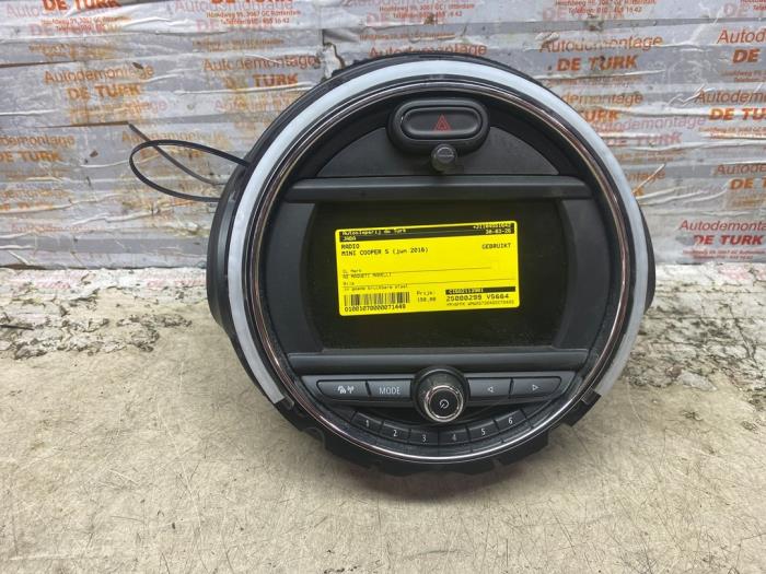 Używane Radio Mini Mini (F55) 2.0 16V Cooper S Cena € 181,50 Z VAT oferowane przez Autosloperij de Turk
