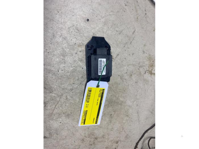 Używane Antena GPS Ford Fiesta 6 (JA8) 1.0 EcoBoost 12V 125 Cena € 24,20 Z VAT oferowane przez Autosloperij de Turk