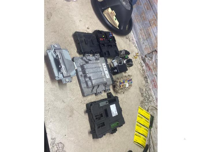 Used Ignition lock + computer Nissan Qashqai (J11) 1.2 DIG-T 16V Price € 242,00 Inclusive VAT offered by Autosloperij de Turk