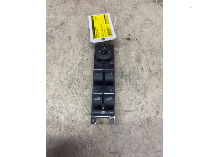 Usados Interruptor de ventanilla eléctrica Ford Focus 3 1.0 Ti-VCT EcoBoost 12V 125 Precio € 6,05 IVA incluido ofrecido por Autosloperij de Turk