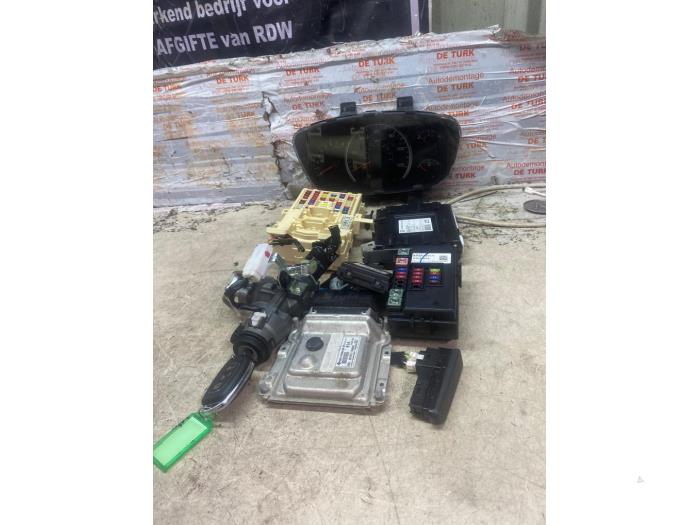 Used Ignition lock + computer Hyundai i10 (B5) 1.0 12V Price € 121,00 Inclusive VAT offered by Autosloperij de Turk
