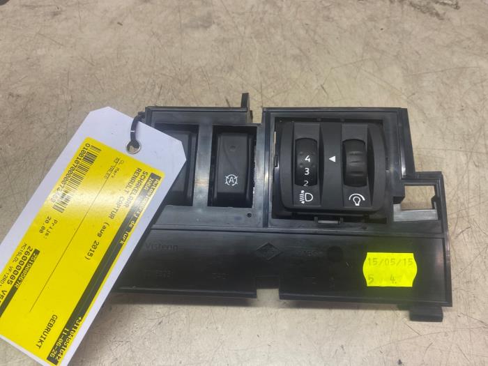 Usados Interruptor Renault Captur I (2R) 0.9 Energy TCE 12V Precio € 24,20 IVA incluido ofrecido por Autosloperij de Turk
