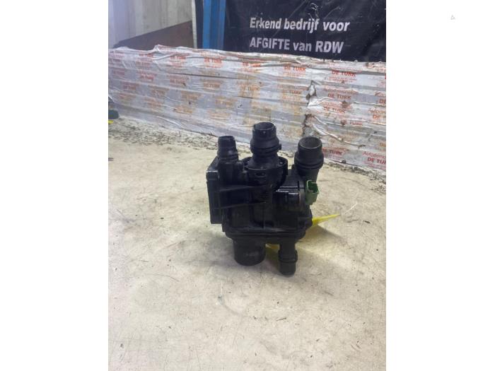 Gebrauchte Thermostatgehäuse Peugeot 308 (L3/L8/LB/LH/LP) 1.2 12V e-THP PureTech 130 Preis € 24,20 Mit Mehrwertsteuer angeboten von Autosloperij de Turk