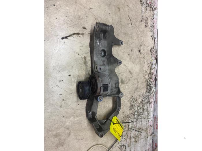 Usagé Support dynamo haut Landrover Range Rover Evoque (LVJ/LVS) 2.2 SD4 16V Prix € 18,15 Prix TTC proposé par Autosloperij de Turk
