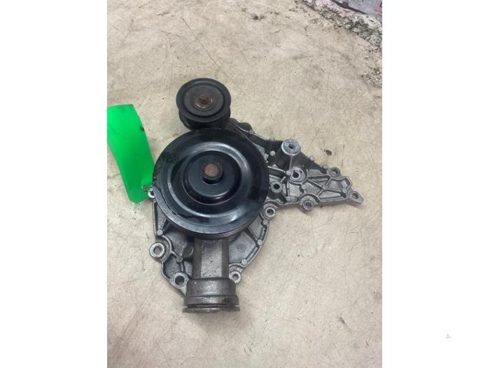 Usagé Pompe à eau Mercedes SLK (R171) 3.5 350 V6 24V Prix € 60,50 Prix TTC proposé par Autosloperij de Turk