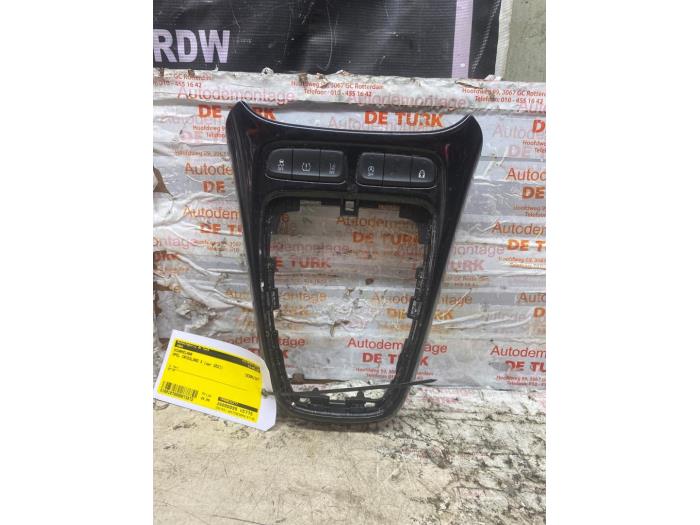 Usados Interruptor Opel Crossland (X) 1.2 Turbo 12V Precio € 24,20 IVA incluido ofrecido por Autosloperij de Turk