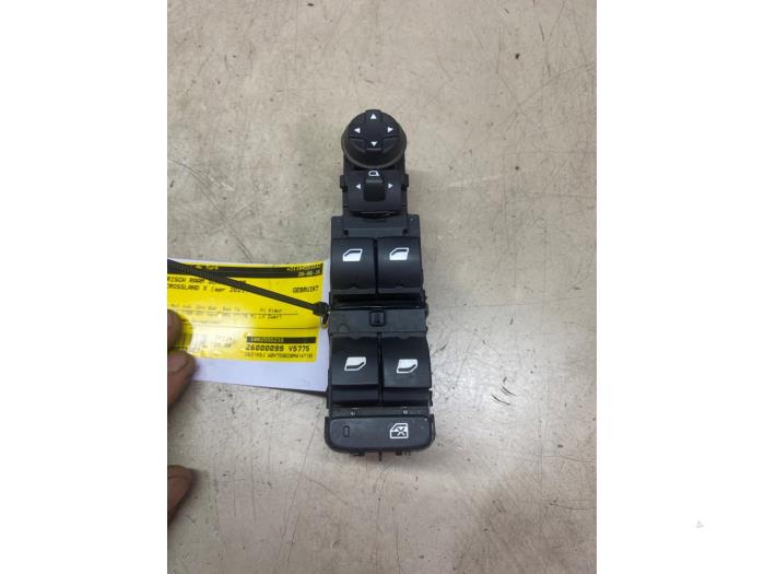 Usados Interruptor de ventanilla eléctrica Opel Crossland (X) 1.2 Turbo 12V Precio € 24,20 IVA incluido ofrecido por Autosloperij de Turk