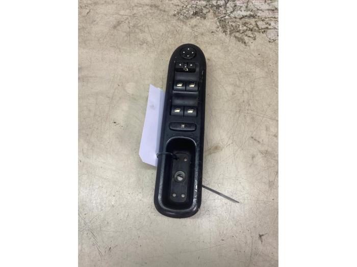 Usados Interruptor de ventanilla eléctrica Peugeot 407 SW (6E) 2.0 16V Precio € 18,15 IVA incluido ofrecido por Autosloperij de Turk