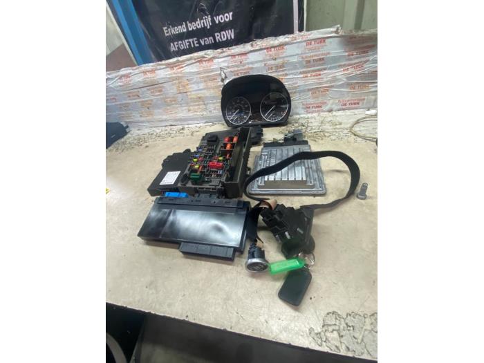 Used Ignition lock + computer BMW 3 serie (E90) 318i 16V Price € 181,50 Inclusive VAT offered by Autosloperij de Turk