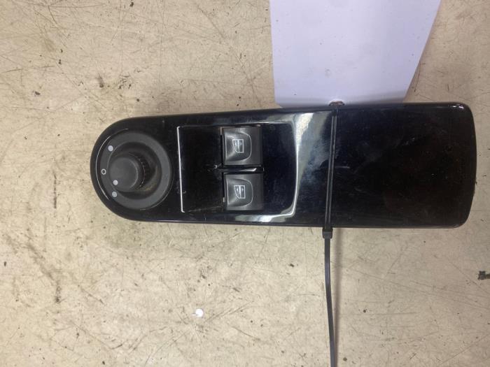 Usados Interruptor de ventanilla eléctrica Renault Clio IV (5R) 0.9 Energy TCE 90 12V Precio € 18,15 IVA incluido ofrecido por Autosloperij de Turk