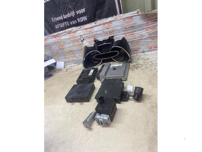 Used Ignition lock + computer Renault Clio IV (5R) 0.9 Energy TCE 90 12V Price € 90,75 Inclusive VAT offered by Autosloperij de Turk