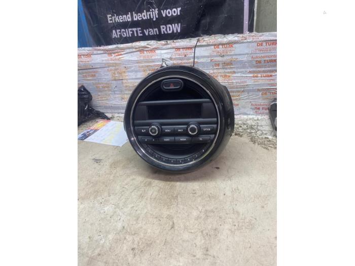 Używane Radioodtwarzacz CD Mini Mini (F55) 1.2 12V One First Cena € 217,80 Z VAT oferowane przez Autosloperij de Turk