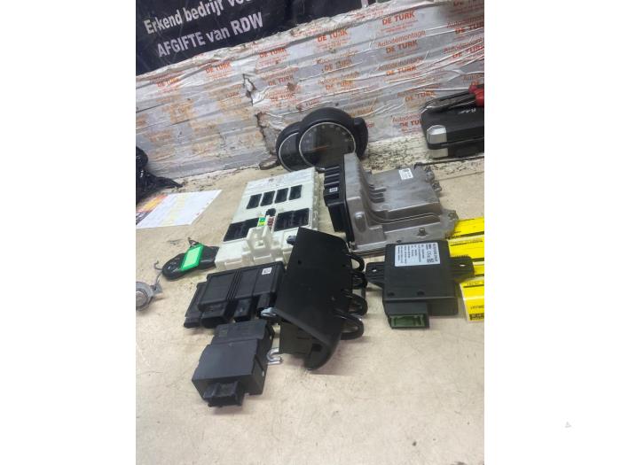 Used Ignition lock + computer Mini Mini (F55) 1.2 12V One First Price € 302,50 Inclusive VAT offered by Autosloperij de Turk