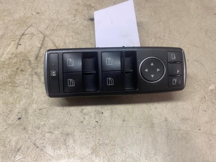 Usados Interruptor de ventanilla eléctrica Mercedes B (W246/W242) 1.6 B-200 BlueEFFICIENCY Turbo 16V Precio € 18,15 IVA incluido ofrecido por Autosloperij de Turk