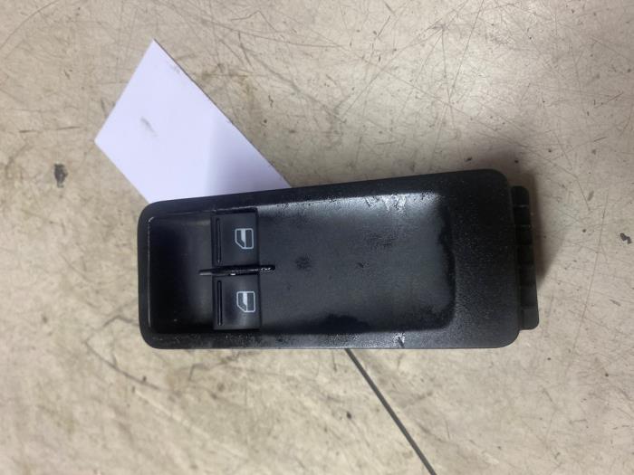 Usados Interruptor de ventanilla eléctrica Volkswagen Polo V (6R) 1.2 TDI 12V BlueMotion Precio € 24,20 IVA incluido ofrecido por Autosloperij de Turk
