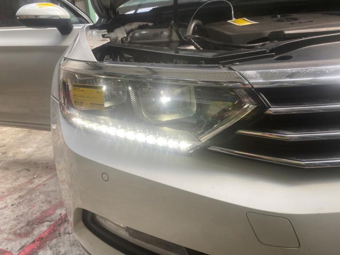 Używane Reflektor prawy Volkswagen Passat (3G2) 1.5 TSI 16V Cena € 605,00 Z VAT oferowane przez Autosloperij de Turk