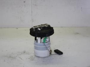 Usados Bomba de gasolina Renault Twingo (C06) 1.2 16V Precio € 30,00 Norma de margen ofrecido por Gebr Opdam B.V.
