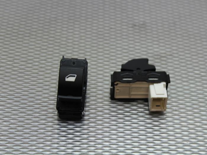 Usados Interruptor combinado de ventanillas Peugeot 308 (L3/L8/LB/LH/LP) 1.6 BlueHDi 120 Precio de solicitud ofrecido por Gebr Opdam B.V.