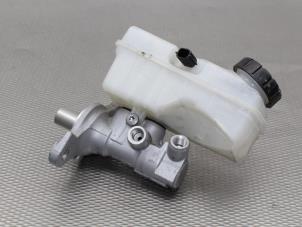 Used Master cylinder Renault Clio IV (5R) 0.9 Energy TCE 90 12V Price on request offered by Gebr Opdam B.V.