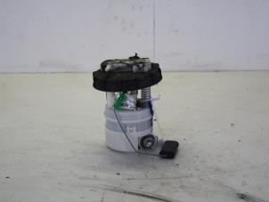 Usagé Pompe essence Renault Twingo (C06) 1.2 16V Prix € 30,00 Règlement à la marge proposé par Gebr Opdam B.V.