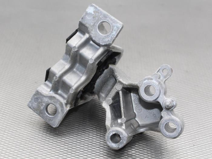 Engine mount from a Renault Twingo II (CN) 1.2 16V 2013