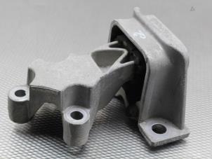 Engine mount from a Renault Twingo II (CN) 1.2 16V 2013