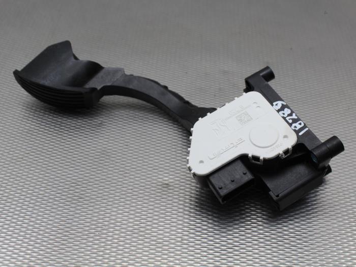 Accelerator pedal from a Fiat 500 (312) 0.9 TwinAir 60 2015